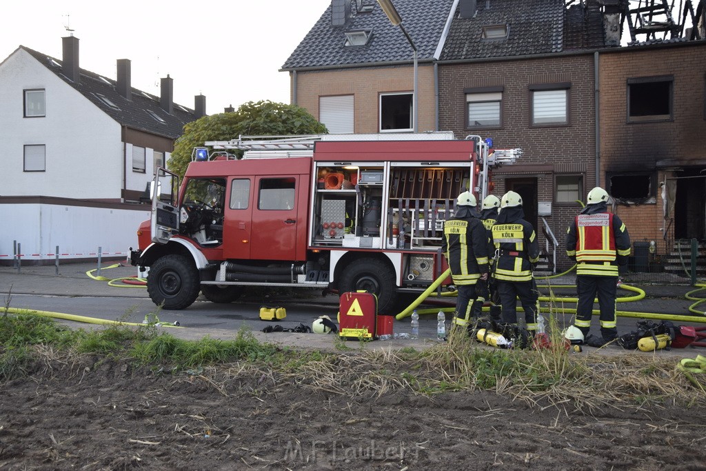 Feuer 2 Vollbrand Reihenhaus Roggendorf Berrischstr P063.JPG - Miklos Laubert